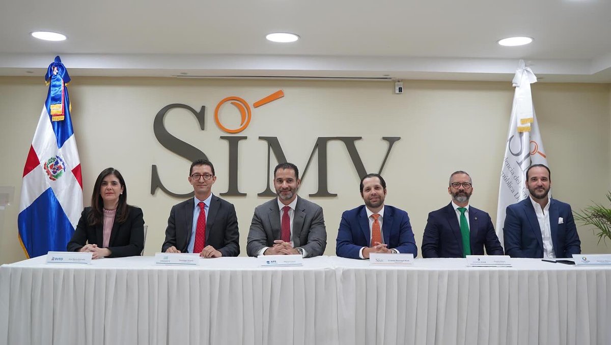 SIMVRDO's tweet image. ¡Gran avance para el mercado de valores en RD!

Hoy, la #SIMV firmó un acuerdo histórico con @apbrd @ADOSAFI @asofidom #cevaldom y @bolsard para promover la cultura bursátil e impulsar la inversión. 

¡Juntos hacia un mercado más fuerte y transparente!

#SIMV #MercadoDeValoresRD