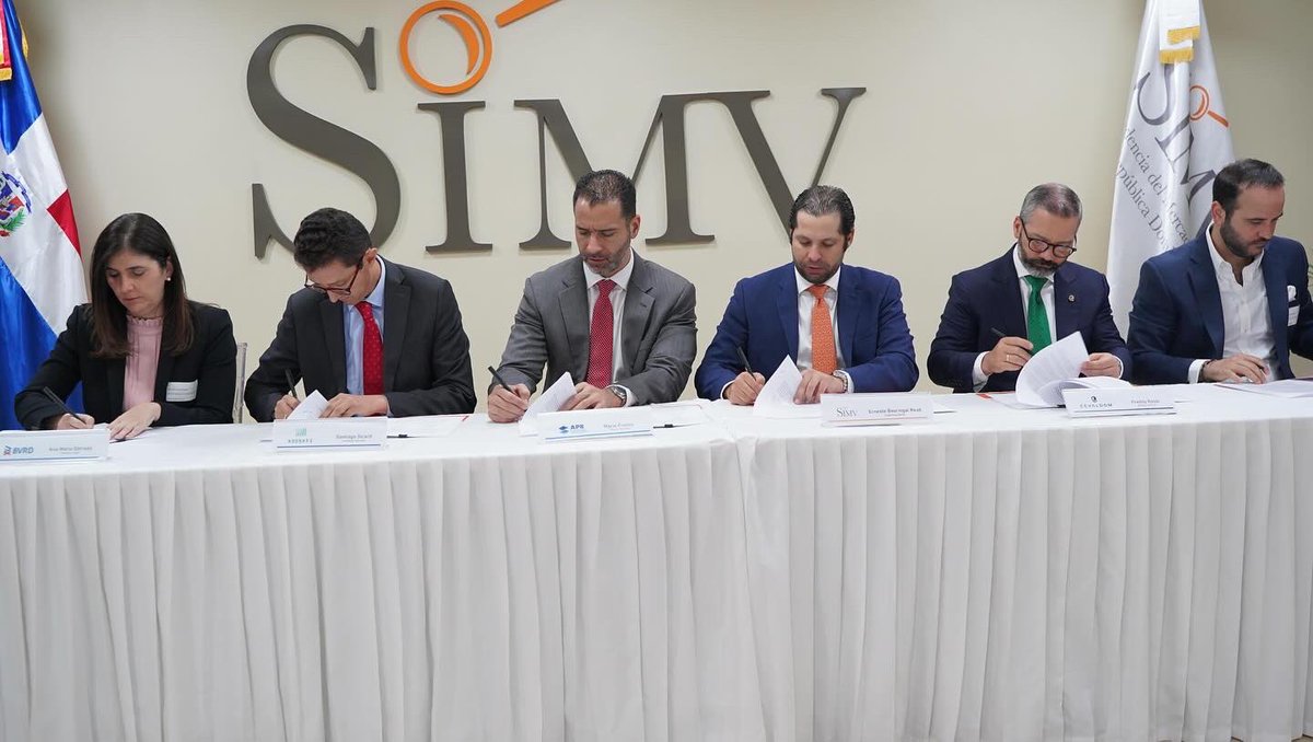 SIMVRDO's tweet image. ¡Gran avance para el mercado de valores en RD!

Hoy, la #SIMV firmó un acuerdo histórico con @apbrd @ADOSAFI @asofidom #cevaldom y @bolsard para promover la cultura bursátil e impulsar la inversión. 

¡Juntos hacia un mercado más fuerte y transparente!

#SIMV #MercadoDeValoresRD