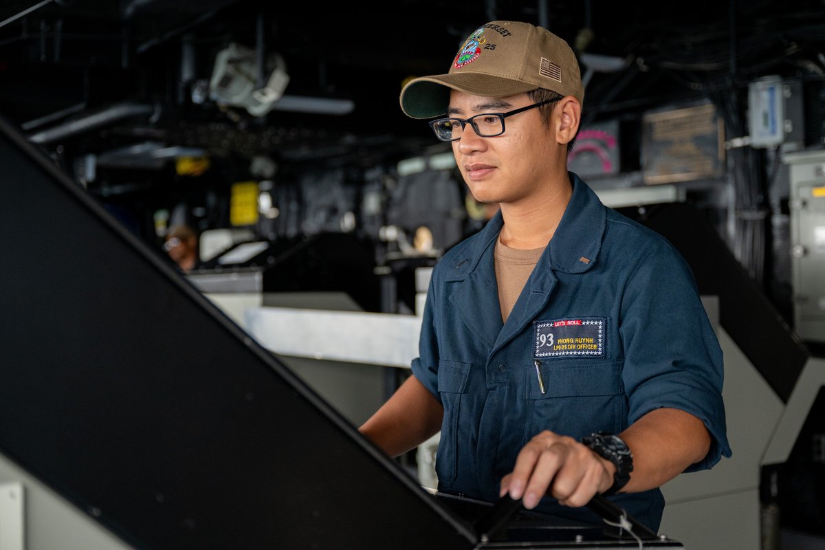 #USNavy Photos of the Day: 1️⃣ #USSCarney #DDG64 returns to @NS_Mayport 2️⃣ @CENTCOM supports humanitarian assistance into Gaza @MSCSealift @US5thFleet 3️⃣ @GW_CVN73 transits @US2ndFleet 4️⃣ #USSSomerset #CARAT @INDOPACOM 👉 dvidshub.net/r/uw5gq2