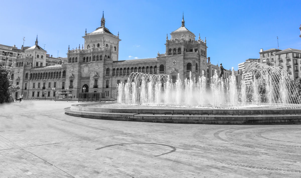 カスティージャ・イ・レオンの州都｢#バジャドリ ｣ の中心、ソリージャ広場🥰

名前の由来は、同地出身の作家ホセ・ソリージャから☝

広場には彼の銅像も✨

中央の大きな噴水が涼を誘います⛲

👉bit.ly/47EQ06x

#VisitSpain #SpainUrban