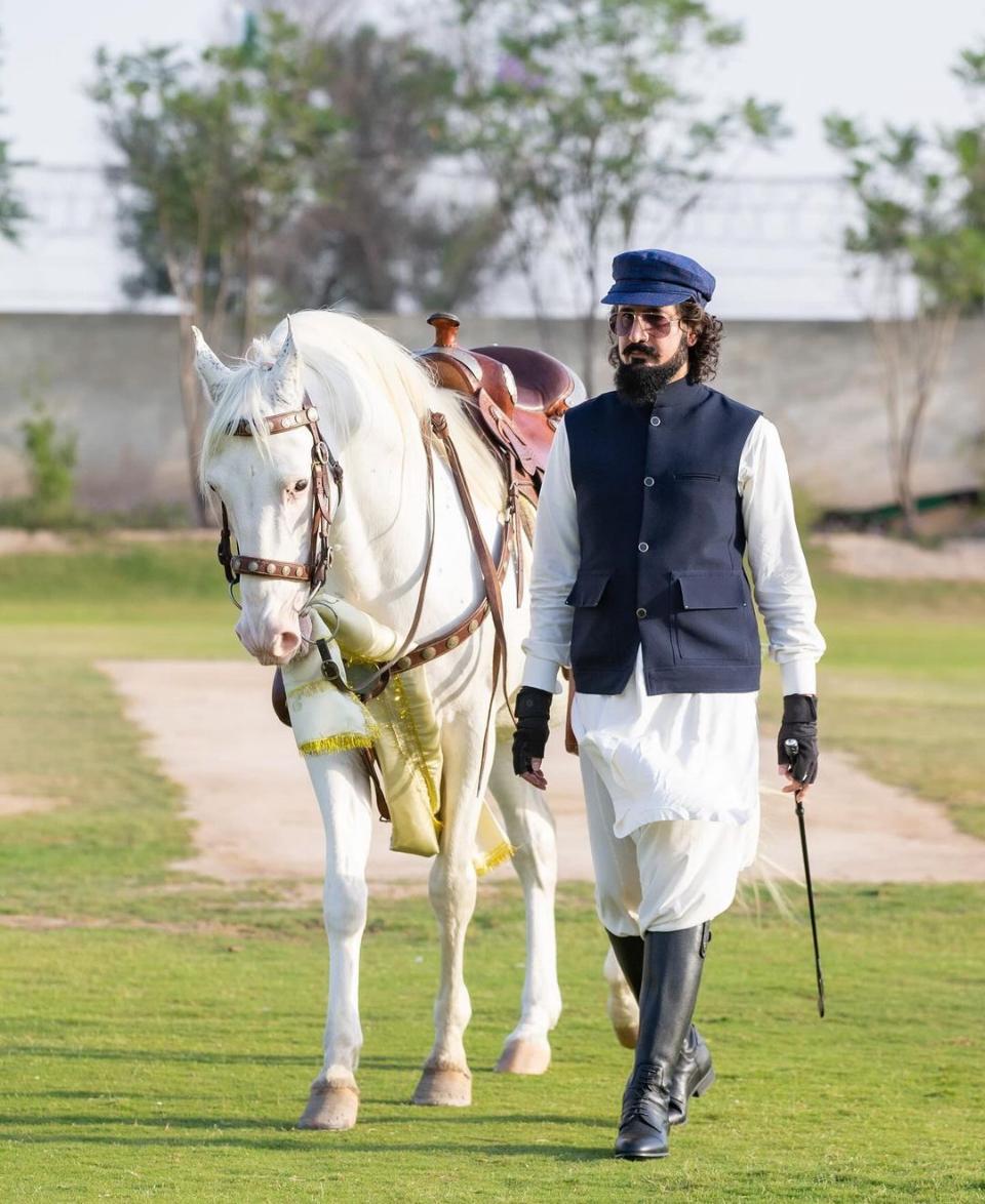 صاحبزادہ سلطان محمد علی صاحب کے بارے میں کچھ معلومات :

- *خاندانی پس منظر*: صاحبزادہ سلطان محمد علی مشہور صوفی بزرگ اور شاعر حضرت سلطان باہو کی 10ویں اولاد ہیں۔

- *روحانی اور تعلیمی مشاغل*: آپ نے ابتدائی تعلیم حضرت سلطان باہو کے مزار سے حاصل کی اور اعلیٰ تعلیم کے لیے ۔۔
جاری۔۔