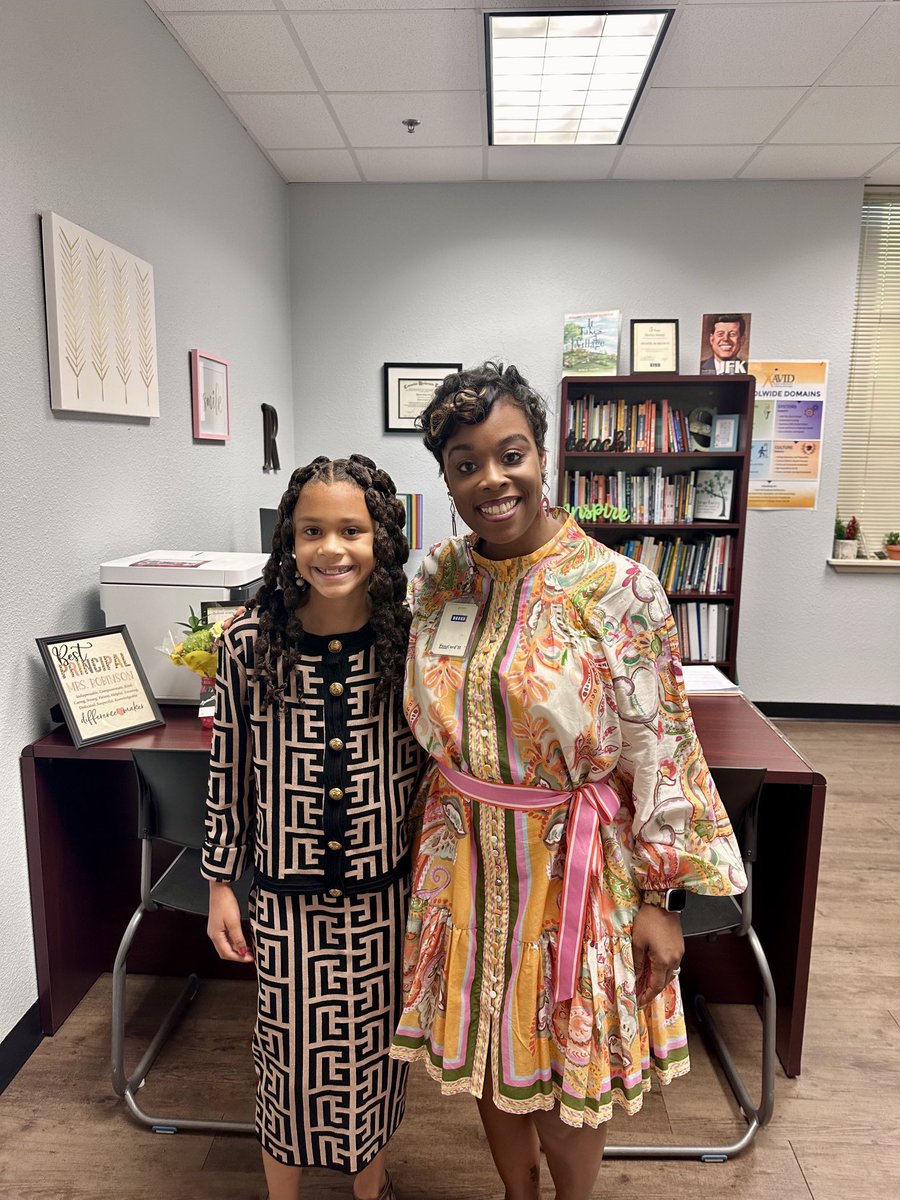 Principal for A Day! ✂️📚📍✏️ 

Today’s Task📋 
1️⃣ 4th Grade Awards 
2️⃣ Checked Doors
3️⃣ A Team meeting
4️⃣ Monitored lunches 
5️⃣ Talent Show 
6️⃣ Dismissal