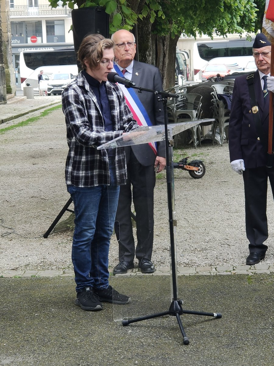 LyceeCharles's tweet photo. [DES ÉLÈVES DU LPO CHARLES DE GAULLE AUX CÉRÉMONIES DU 8 MAI]
Une vingtaine d'élèves de terminale du lycée Charles de Gaulle de Compiègne ont participé aux cérémonies du 8 mai au Mémorial de Royallieu et au monument aux morts de Compiègne.
@AcAmiens @hautsdefrance https://t.co/mINNU0QMf8