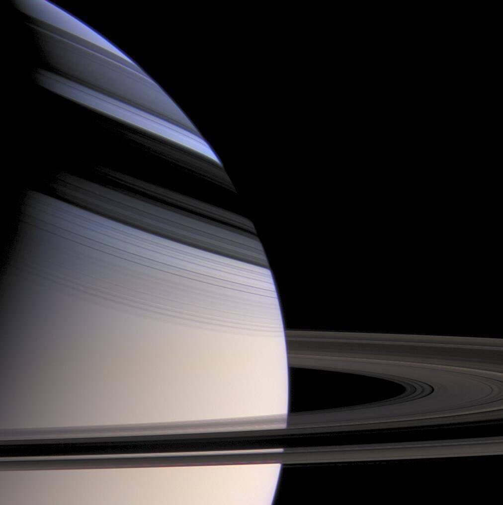 Impresionante primer plano de Saturno.

 La imagen fue obtenida con la cámara gran angular de @CassiniSaturn

NASA / JPL