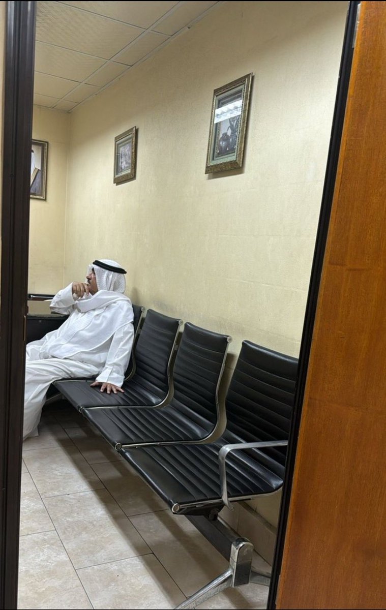 لحاله ولو ماغيره اللي تلفّت فيه
ويملا المكان اللي تربّع به لحاله

ما ياخذ ولكن كل ما يملكه يعطيه
اجل ليه قالوا " قوله يطابق افعاله "

مسلّم ويفدا مسلّم اللي جحد ماضيه
 نسى وقفته يوم البلد يصطفق جاله

هذا هو على وضح النقا وين ما ترجيه
على حسن ظنّ اللي هقا به كسب طاله
#مسلم_البراك