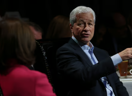 socissii's tweet photo. Der CEO von JP Morgan Chase will in „weniger als fünf Jahren“ aufhören. Den genauen Zeitpunkt ließ er weiter offen. Doch die Aktie gab deutlich nach. https://t.co/7xmD75DUG7