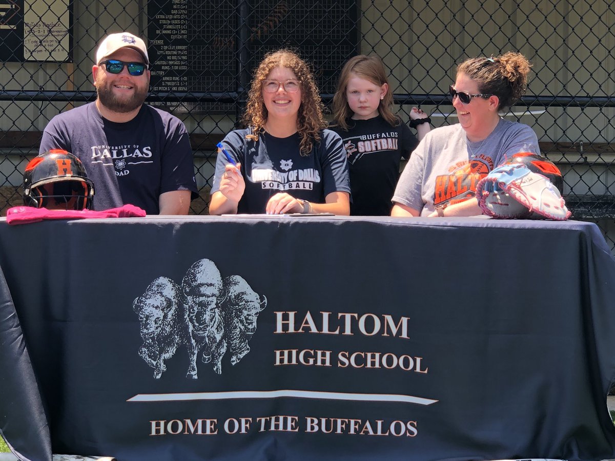 RHSCoachGraham's tweet photo. 💥🦬🥎Today we celebrated senior, Hannah Evans, on her decision to further her academic & softball career at The University of Dallas! #BuffSoftball https://t.co/VFzXfVbeHP