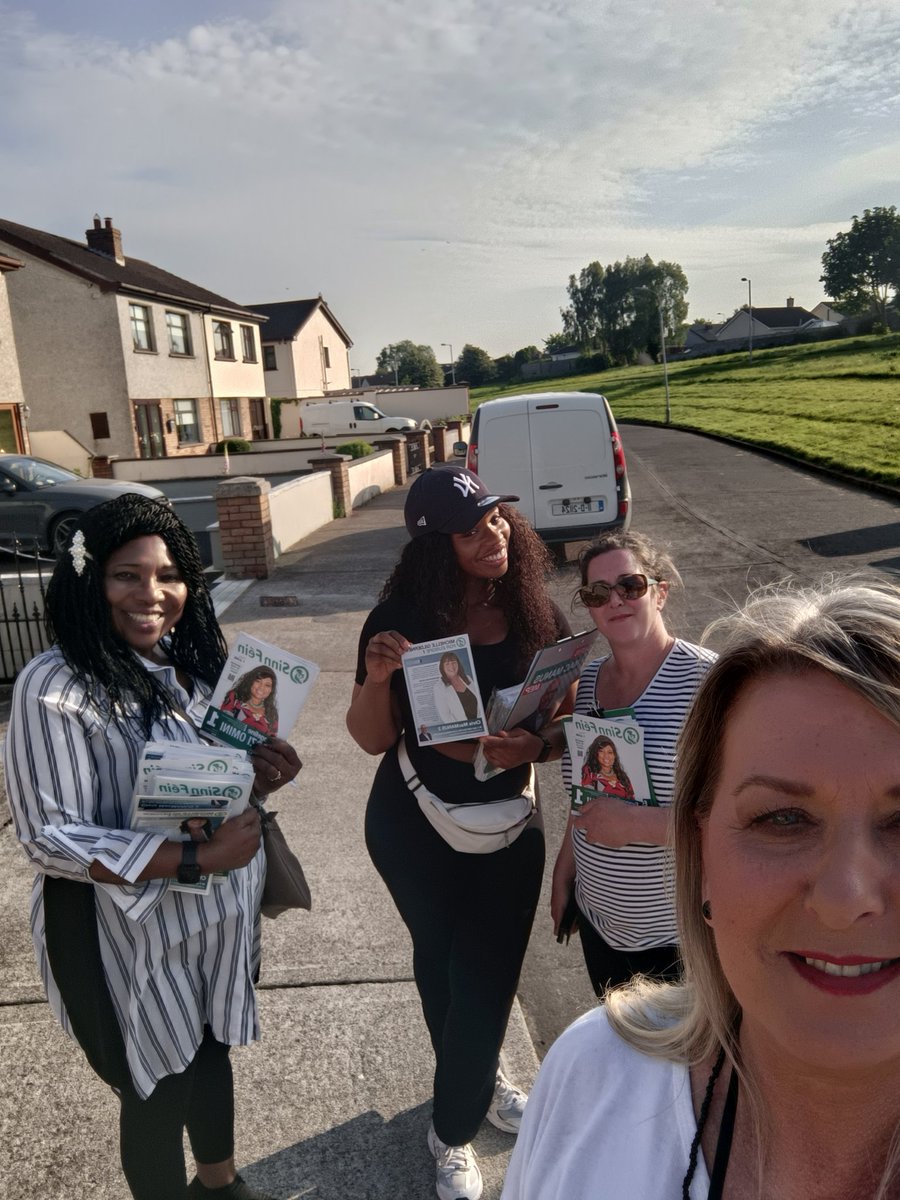 Productive canvass with Sinn Féin candidate Eva Omini, her daughter Anne and @CarolineHogan86 today in #Naas.

People really getting engaged with the relevant issues in the campaign now as polling day approaches.
#VotáilSinnFéin
#LE24