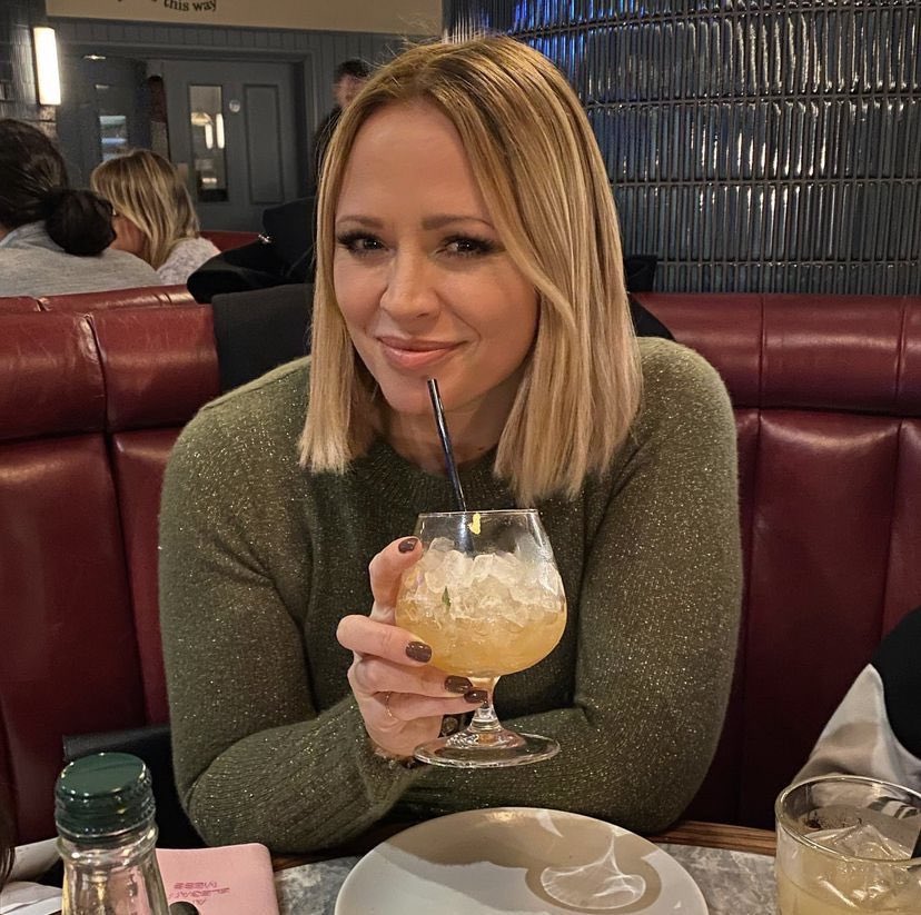 jingmeichen's tweet photo. thread of kimberley walsh holding drinks https://t.co/Fmam8uWIGY