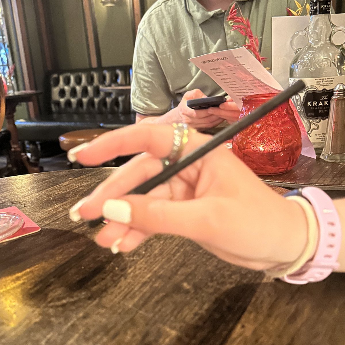 aimseytv's tweet photo. i’m conducting a study

please reply to this tweet with how you hold a pen 

this is how we do https://t.co/iby9Cc8mG5