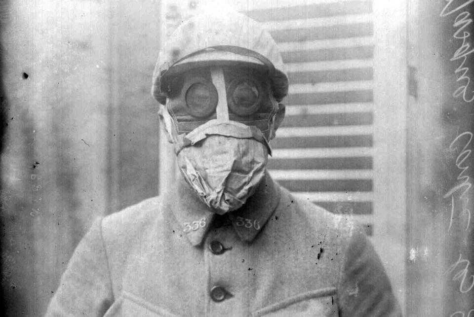 French soldier in gas mask, 1916. ❗️ ' Hurt alot of people in the first world war '