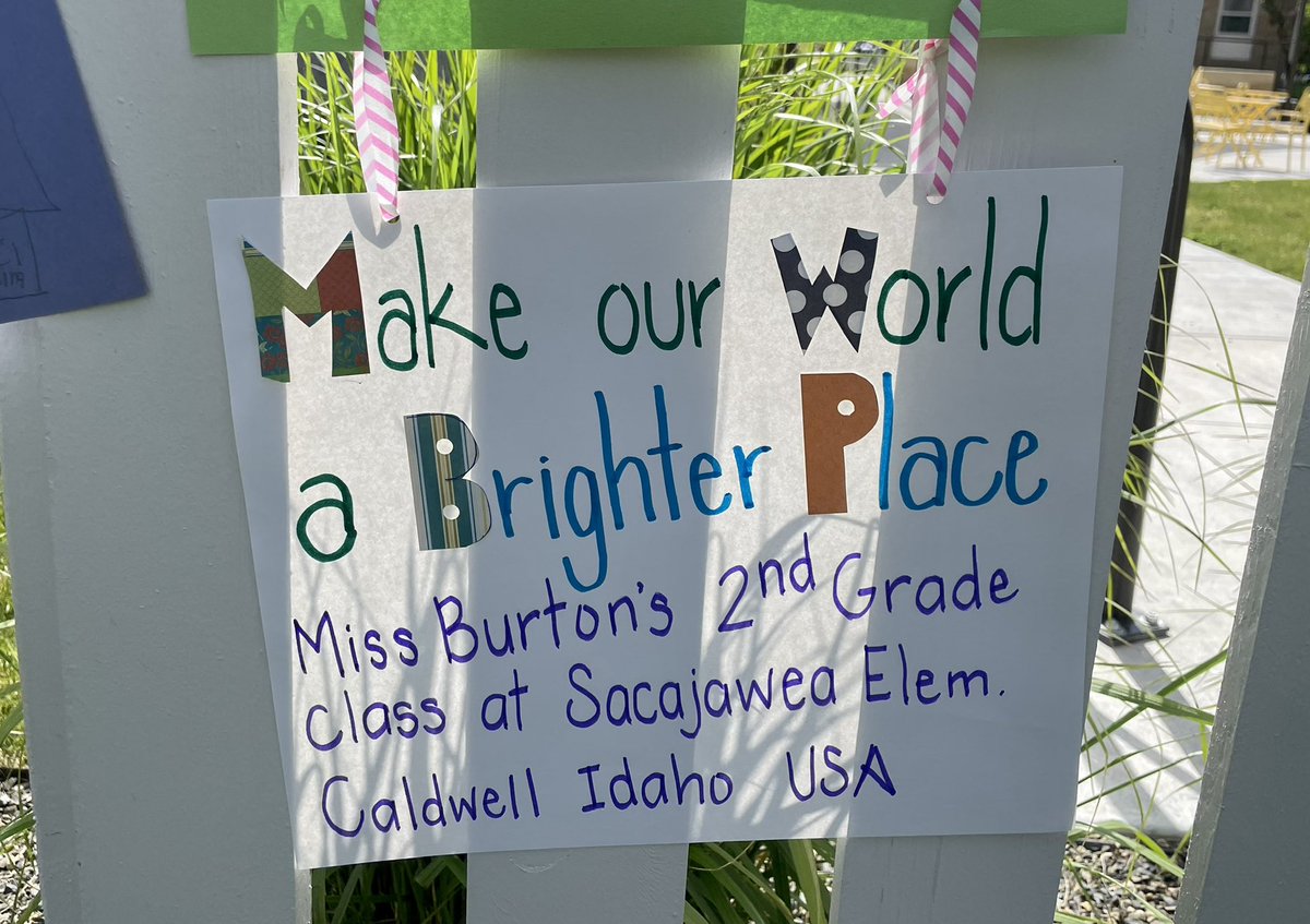 UrsulaHurstArt's tweet photo. More pictures from #idaho
If you’d like to join our now international project read Drawing Hope to your group, make some flags, DM your pictures and location to me and I’ll add you to our map.
@aceagrams @PoemsPicturesP #communityart #primaryteacher #artteacher #drawinghopeflags https://t.co/xArEK9IYDH