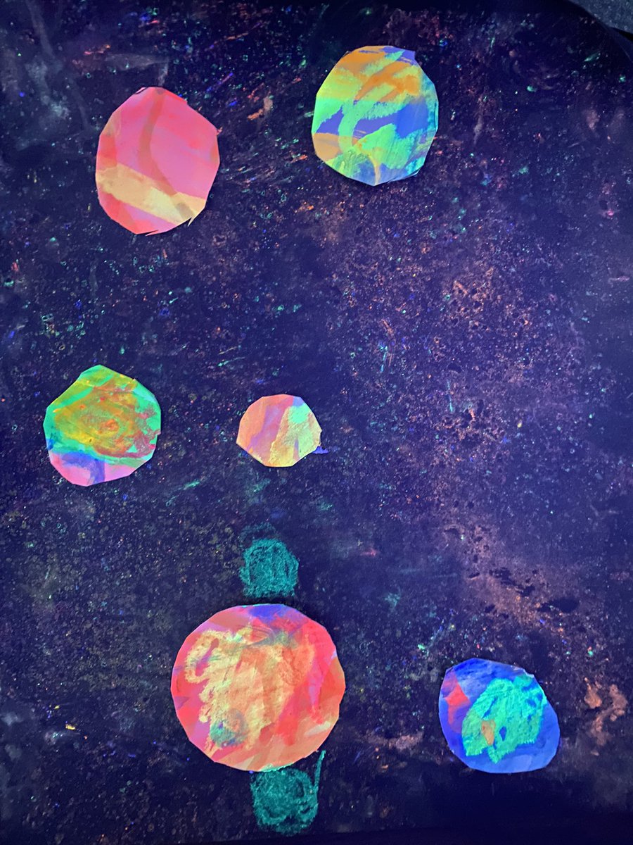 It’s glow day at Silk Hope! 4th graders created a chalk print galaxy and neon planets. Today they got to see the black lights in action! @SilkHopeEagles #ccsarts