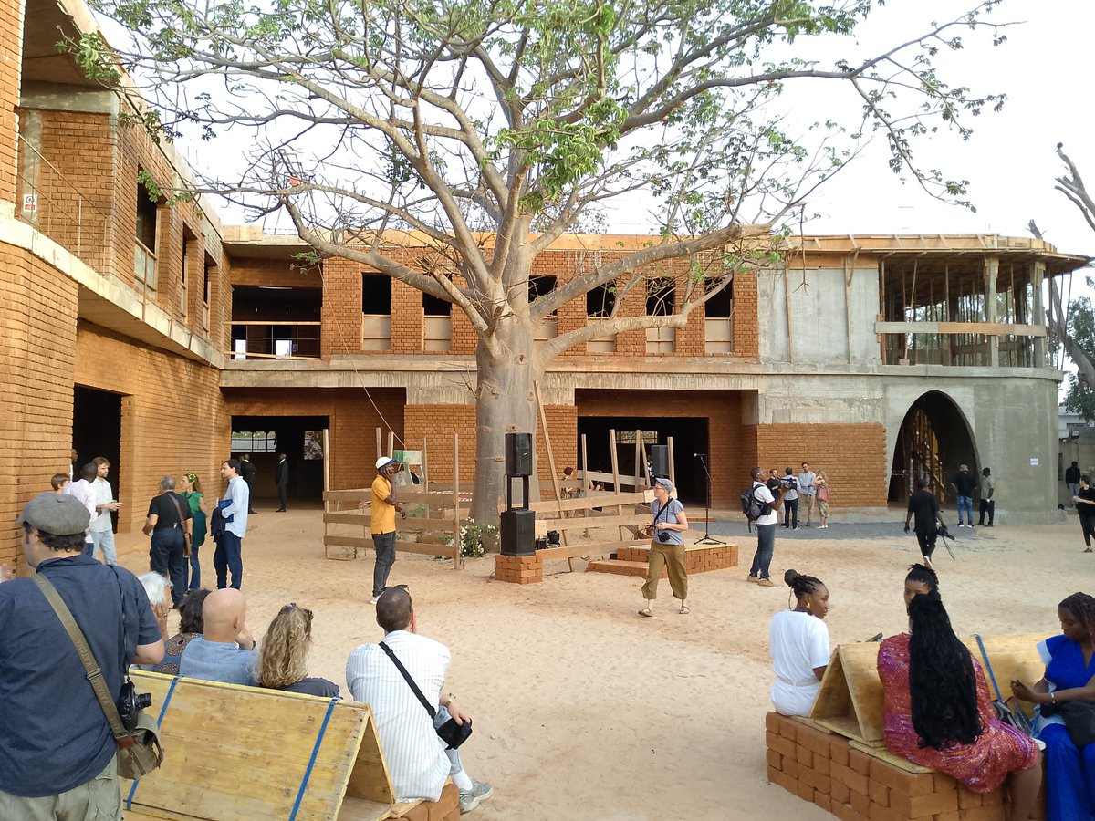 Présentation au public du chantier du futur complexe qui doit abriter le Goethe Institut a Dakar , dans le quartier de Fann Residence... Le directeur Philipp Kuepper et son équipe ont abattu un immense travail... Le bâtiment est magnifique.