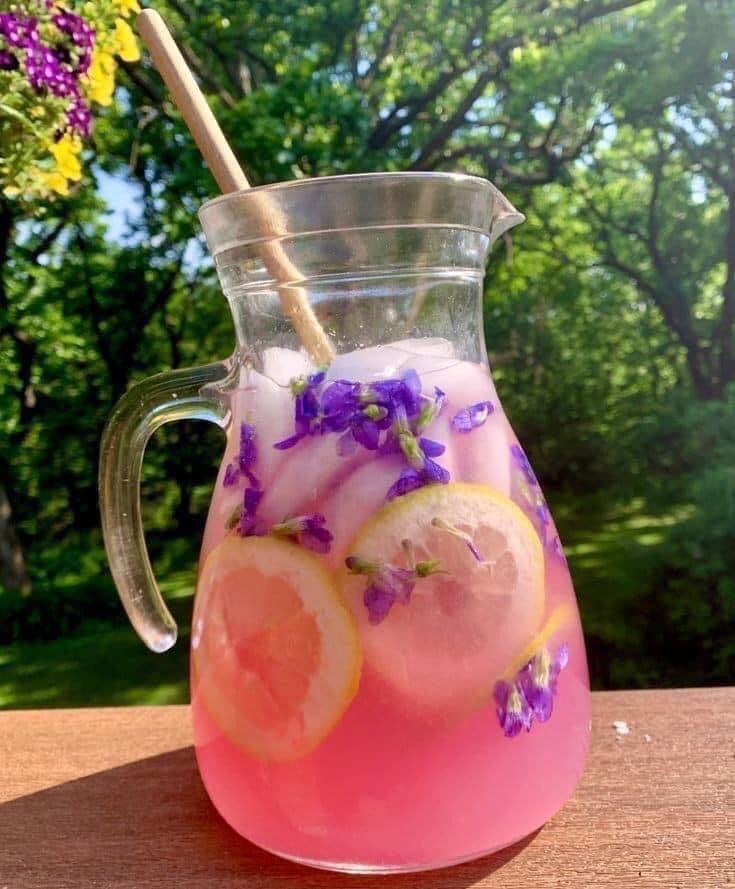 realbbymula's tweet photo. POV: Pretty healthy teas and lemonades all summer long! 💐🍹 https://t.co/yO7vS6iPjQ