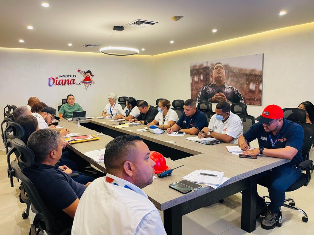 RomeroFelixE's tweet photo. Más temprano sostuve una reunión de trabajo con los Gerentes de #IndustriasDiana, para evaluar el nivel de las líneas de producción de Aceite, Margarina y Manteca.

Estamos diseñando nuevos mecanismos de crecimiento que apuntan a la autosustentabilidad y desarrollo del país y es por eso que queremos anunciar que en las próximas horas estaremos activando la producción de Aceite Vegetal en la presentación de 18 litros, así como el arranque de la línea de jabón Carey. 

¡NOSOTROS VENCEREMOS!
#ConcienciaPatriótica