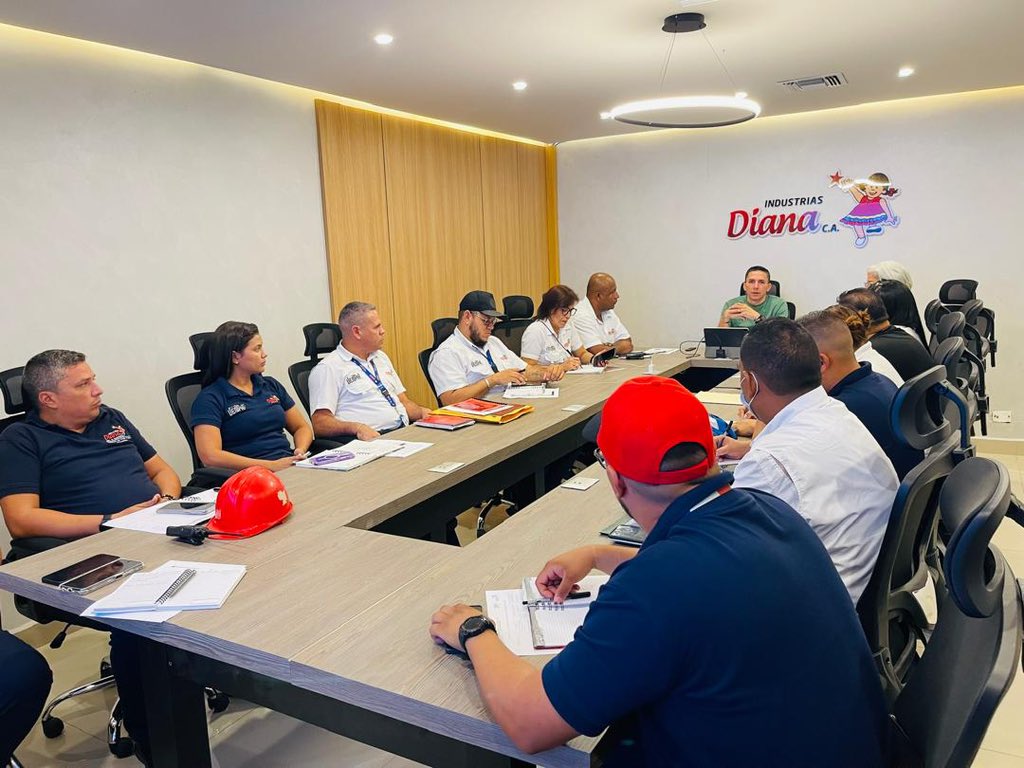 RomeroFelixE's tweet photo. Más temprano sostuve una reunión de trabajo con los Gerentes de #IndustriasDiana, para evaluar el nivel de las líneas de producción de Aceite, Margarina y Manteca.

Estamos diseñando nuevos mecanismos de crecimiento que apuntan a la autosustentabilidad y desarrollo del país y es por eso que queremos anunciar que en las próximas horas estaremos activando la producción de Aceite Vegetal en la presentación de 18 litros, así como el arranque de la línea de jabón Carey. 

¡NOSOTROS VENCEREMOS!
#ConcienciaPatriótica