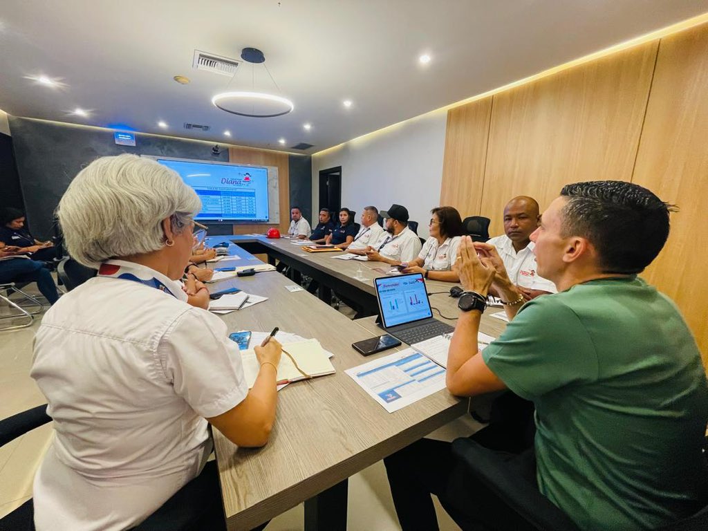 Más temprano sostuve una reunión de trabajo con los Gerentes de #IndustriasDiana, para evaluar el nivel de las líneas de producción de Aceite, Margarina y Manteca. Estamos diseñando nuevos mecanismos de crecimiento que apuntan a la autosustentabilidad y desarrollo del país y es