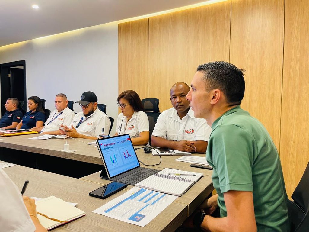 RomeroFelixE's tweet photo. Más temprano sostuve una reunión de trabajo con los Gerentes de #IndustriasDiana, para evaluar el nivel de las líneas de producción de Aceite, Margarina y Manteca.

Estamos diseñando nuevos mecanismos de crecimiento que apuntan a la autosustentabilidad y desarrollo del país y es por eso que queremos anunciar que en las próximas horas estaremos activando la producción de Aceite Vegetal en la presentación de 18 litros, así como el arranque de la línea de jabón Carey. 

¡NOSOTROS VENCEREMOS!
#ConcienciaPatriótica