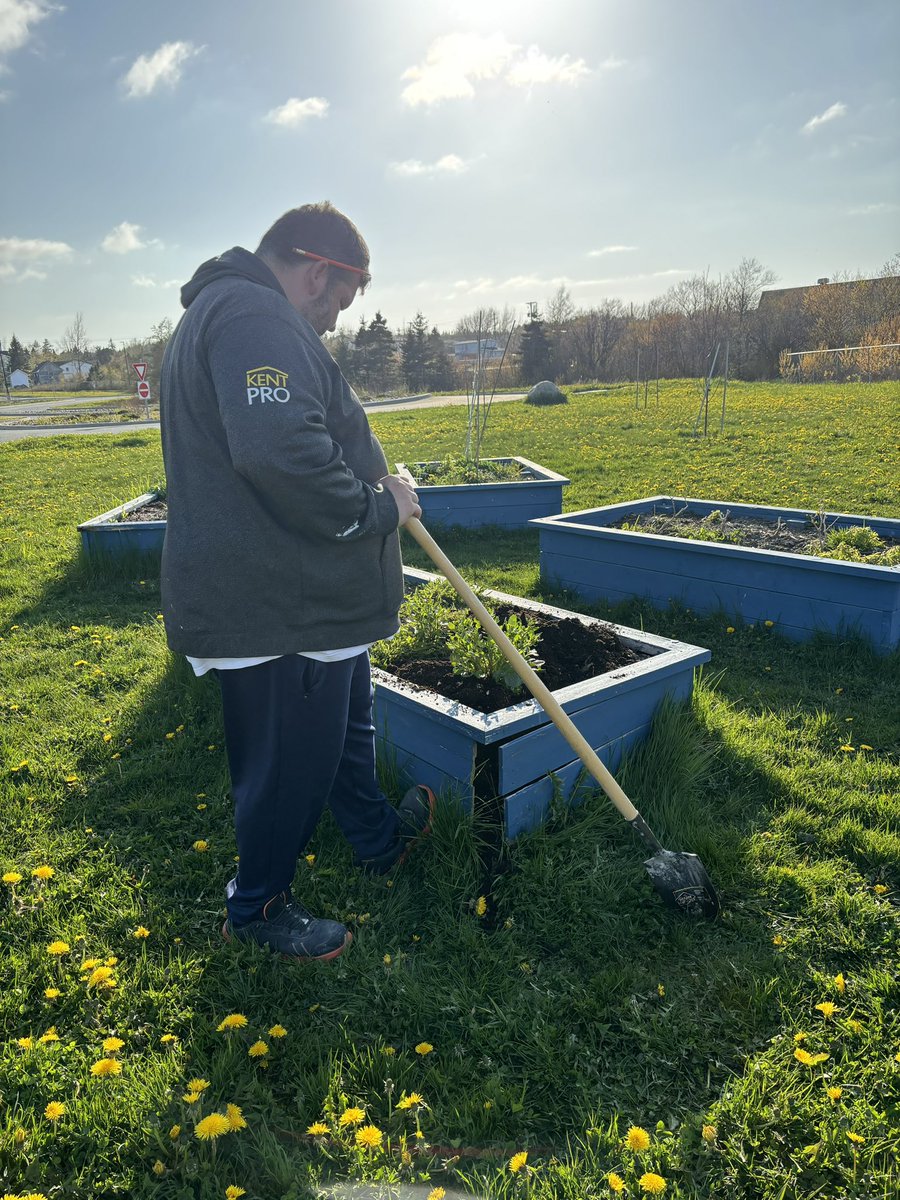 mstpinhorn's tweet photo. Beautiful evening to do some minor repairs at our school garden so we can get the flower boxes ready for new seeds! 🌞 🌸  @AdmiralsAcad_NL @msheatherivey https://t.co/kUl4pGOAZV