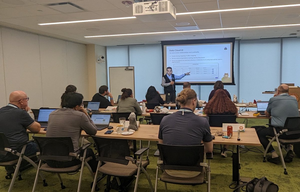 We are learning about the Data Cloud UI in Day 2 of the  Connections #TrailblazerBootcamp with <a href="/ElToroIT/">Andres Perez</a>!