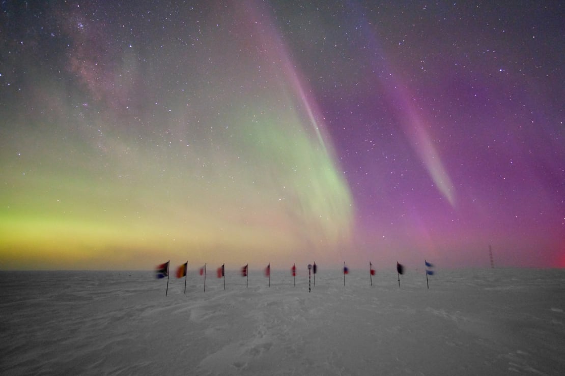 📍So many colors! Last week the beautiful auroras made bracing the windy and unfavorable conditions outside a bit more bearable for our winterovers. Read more about week 19 here➡️ icecube.wisc.edu/news/life-at-t… 📸:Connor Duffy, IceCube/NSF
