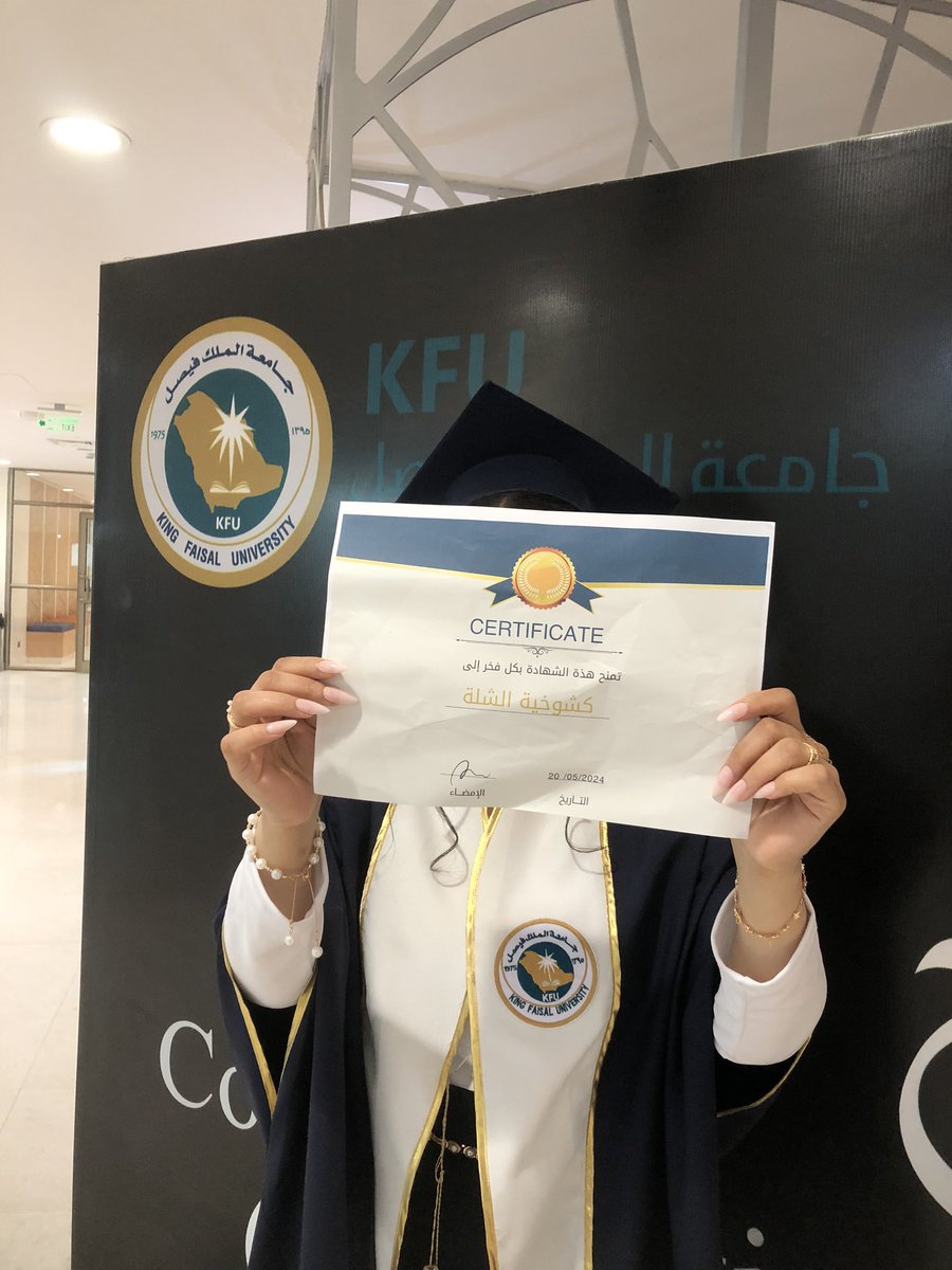 سعادتي لاتوصف في هذا اليوم حفل تخرجي الي كنت احسه حلم واليوم تحقق الحمدلله على البلاغ 💜💜