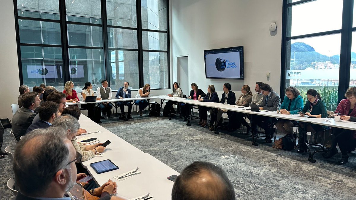 DKAmbColombia's tweet photo. Gracias @the_IDB por organizar una fructífera reunión esta mañana entre donantes, organizaciones y la Fundación @traslaperla. Su trabajo es clave para que la ciudad de Santa Marta, como lo dijo @carlosvives, deje de ser la “Tierra del olvido” y sea "La tierra prometida" 🇨🇴 https://t.co/LOugwCNcUa