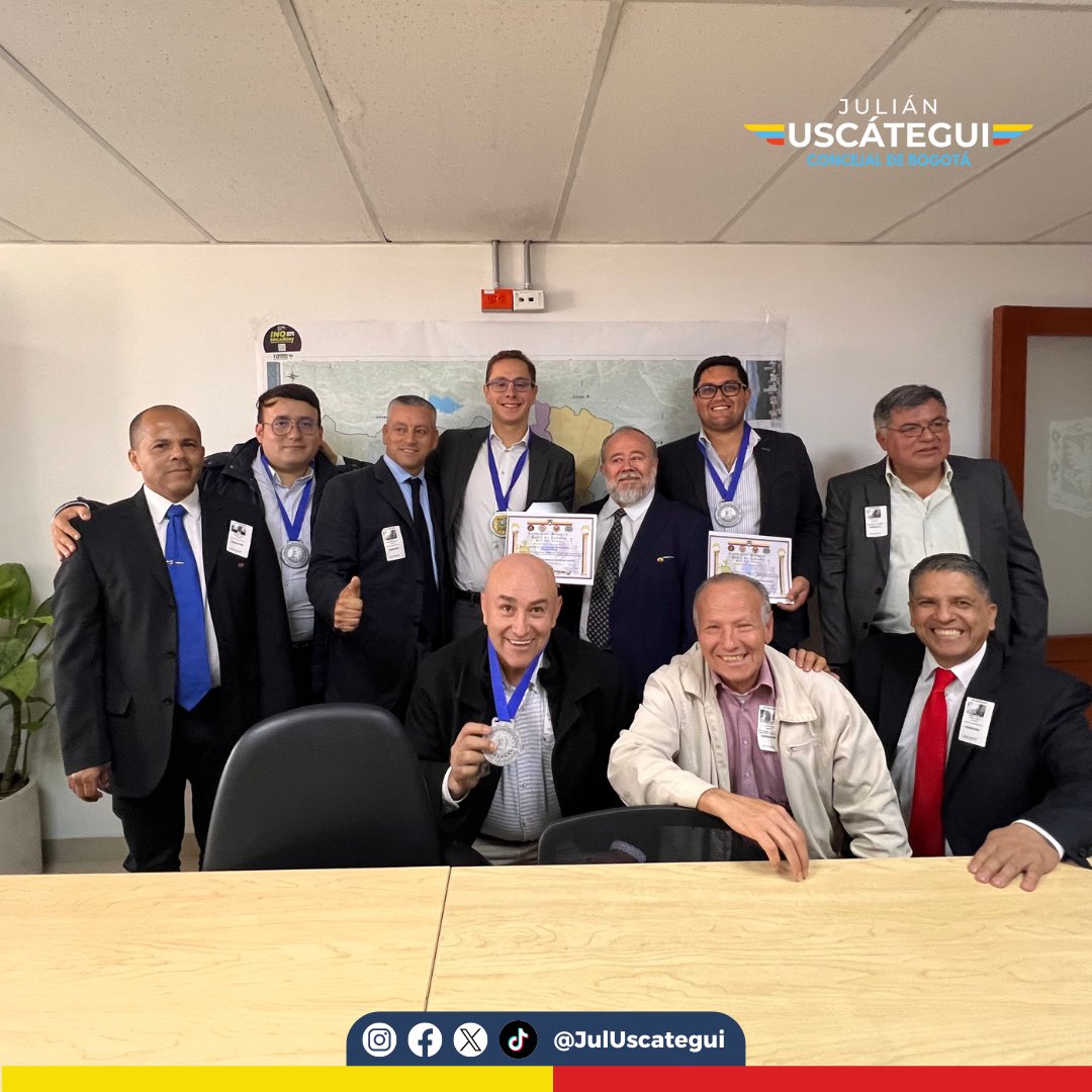 #Ahora con mucho orgullo, recibo la medalla de la Asociación Internacional Unidos por Colombia - Veteranos Fuerza Pública, en reconocimiento al trabajo que hemos venido realizando por nuestros veteranos y sus familias. 

Mi compromiso con los soldados y policías de Colombia es y