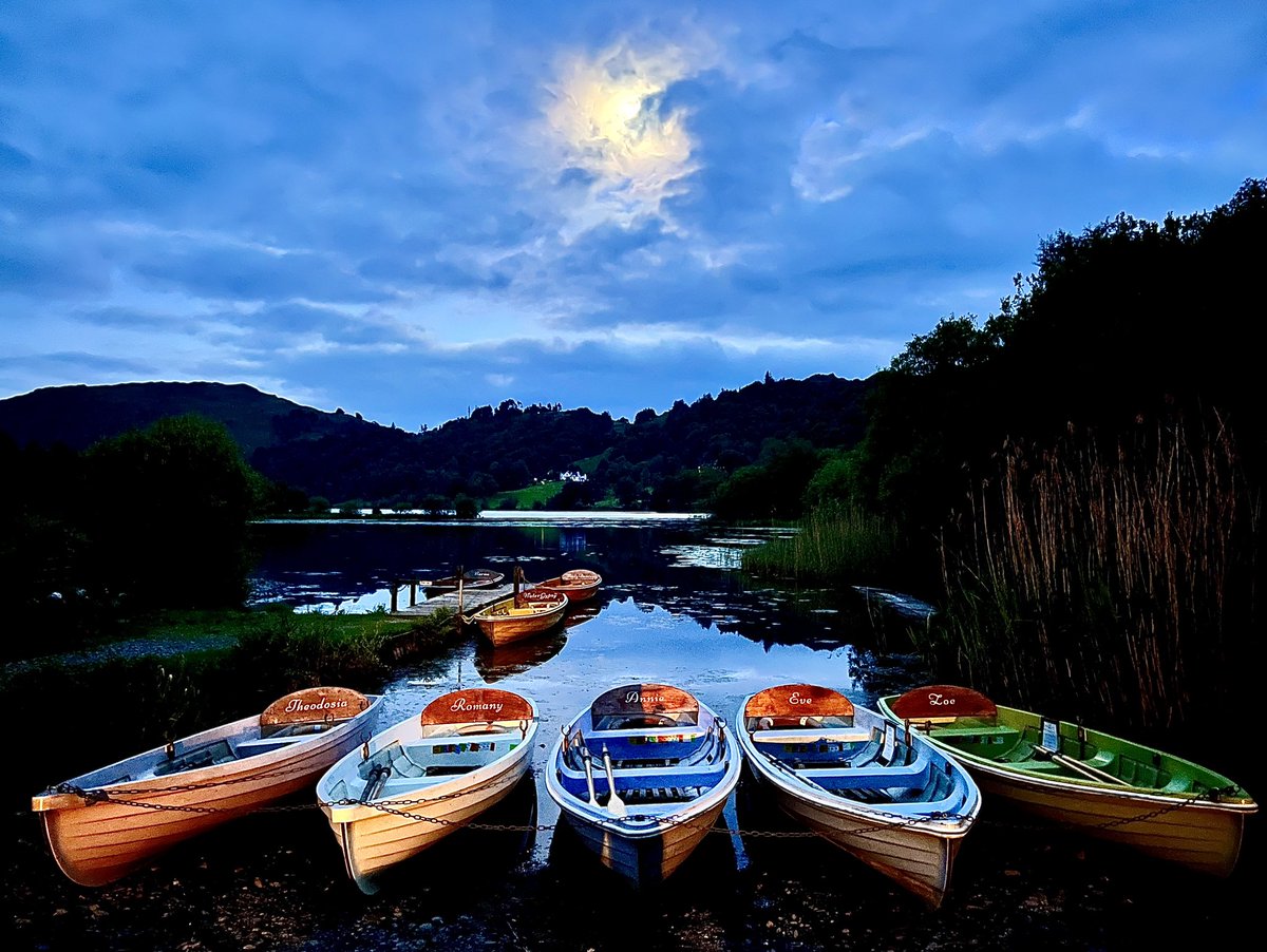 ‘Moonlighting…’

#Faeryland #Grasmere #LakeDistrict
#loveukweather @ThePhotoHour 
@StormHour