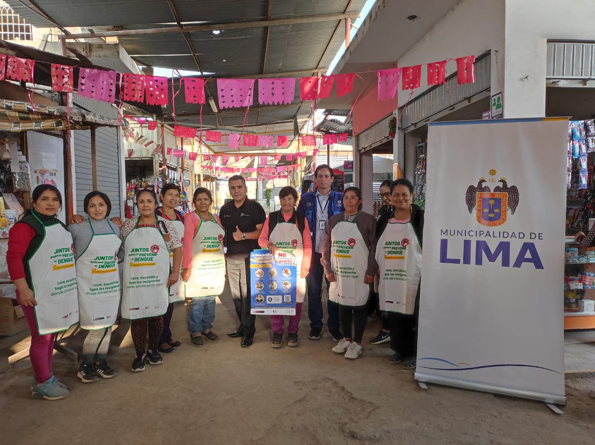 #UnidosContraElDengue 🇵🇪 🤝 | El #Minsa, a través de la @DirisLimaNorte, realizó sesiones educativas para informar sobre cómo prevenir el dengue y la covid-19 a comerciantes y público del mercado Mina de Oro en Carabayllo, en acción articulada con la Municipalidad de Lima ✅.