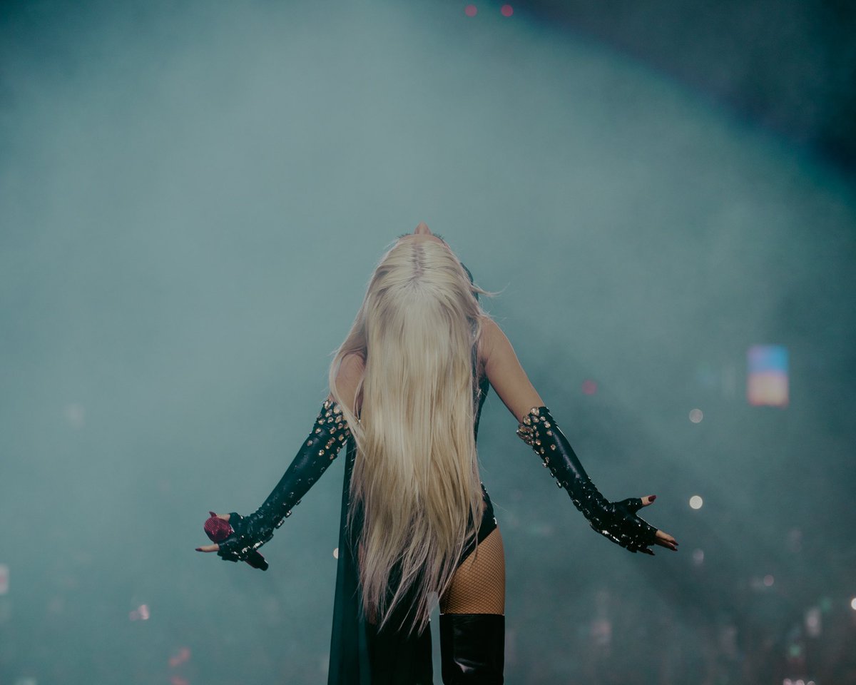 Christina Aguilera tweet media