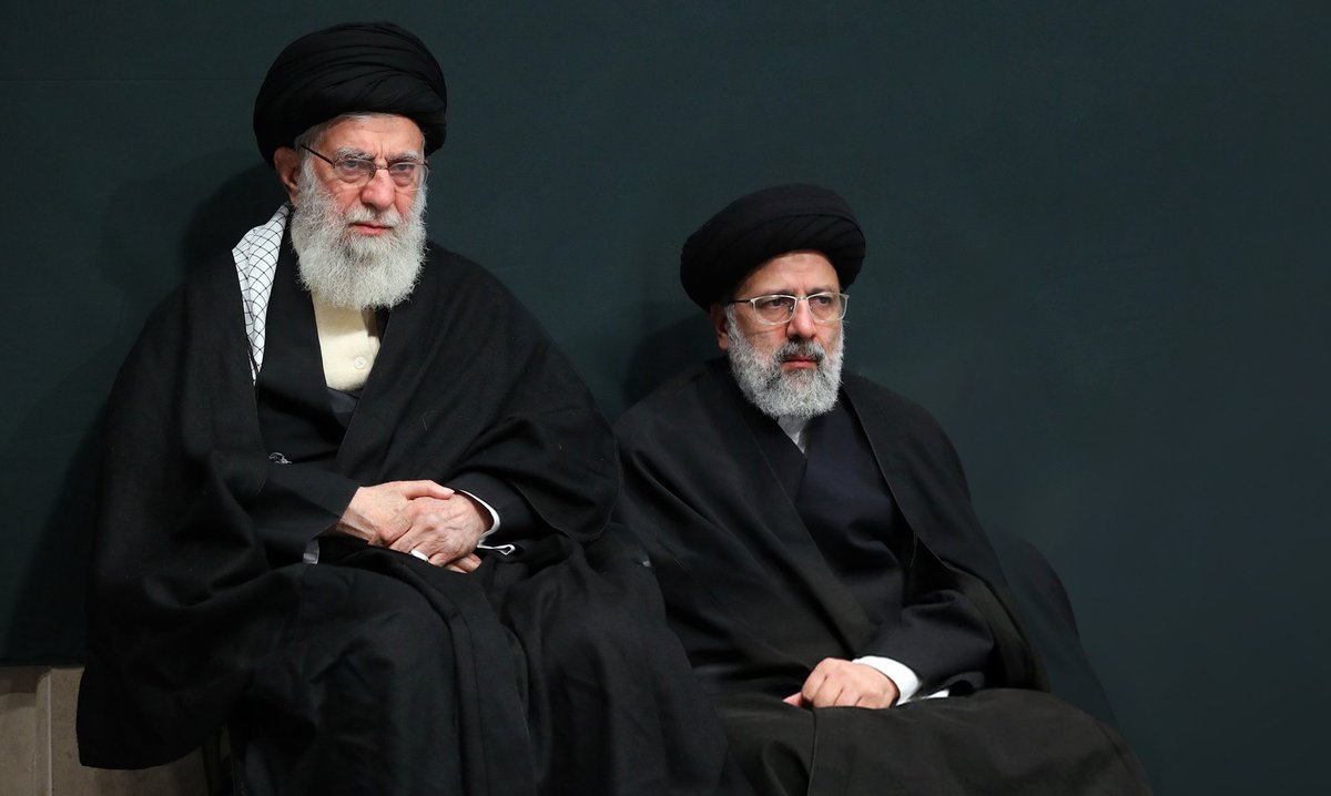 🕊️ دیدم این مشهد چرا هی‌ بی‌قراری می‌کند 
جای باران؛ سیل در این شهر جاری می‌کند 
‌دیر فهمیدم که او اندر فراق خادمش 
عزم خود را جزم و دارد گریه زاری می‌کند.

💔 خلعت شهادت مبارکتان

#سیدالشهدای_خدمت
