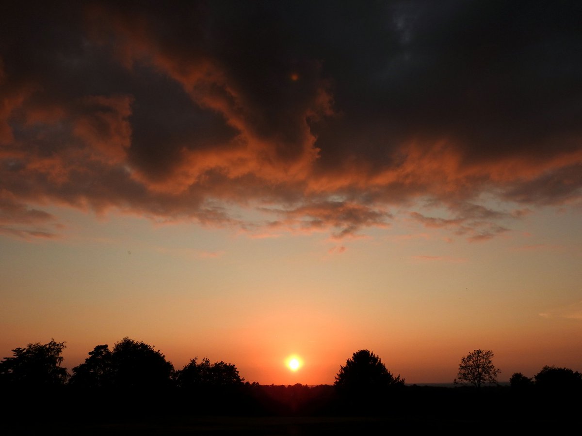 mildthing99's tweet image. Summer has arrived in the Surreyngeti #SurreyHills
Uplit #stratus
@CloudAppSoc @StormHour @metoffice @ThePhotoHour #StormHour #loveukweather