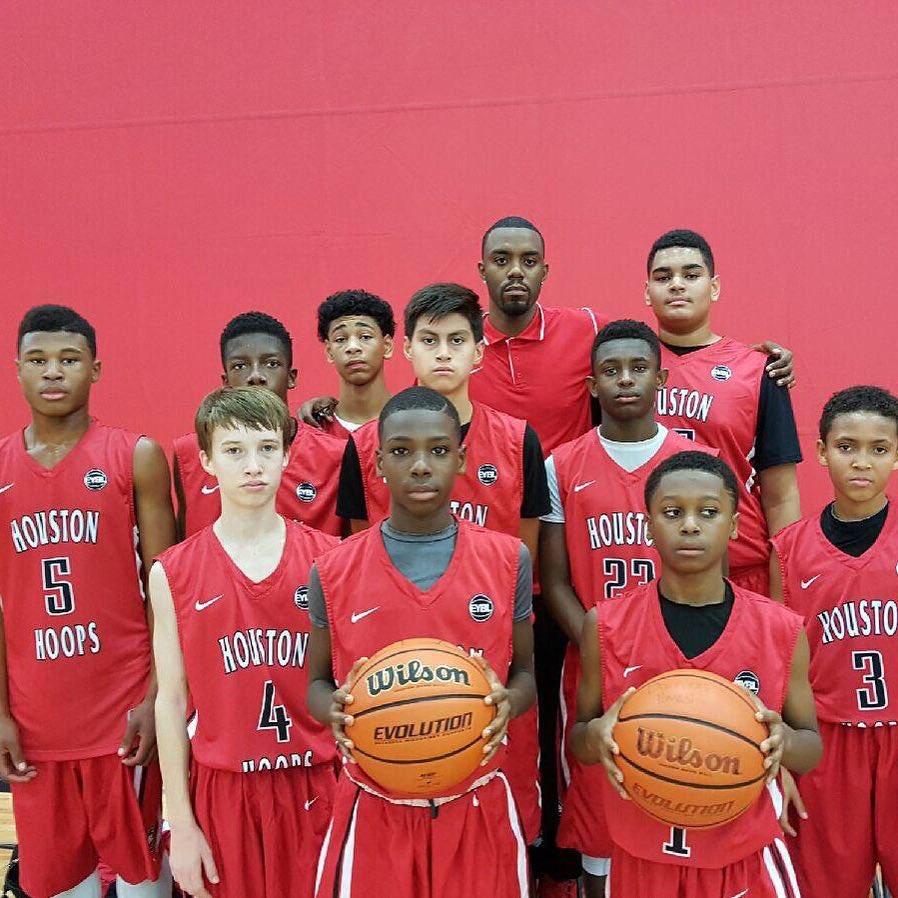 bigsloan32's tweet photo. RIP Big C. Felix. He was one of the 1st dad’s I got a chance to work with in the grassroots space care I stopped playing. It wasn’t a lesson that I learned until recently but he showed me that most dad’s just want the opportunities for their son’s that they couldn’t get. Loyal husband & devoted father.
