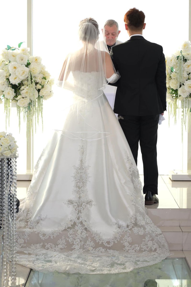 モロ逆光の式場でも、花嫁さんが選んだドレスの白飛びは避けなければならない。
式場プロカメラマンの写真は全滅でした🤪