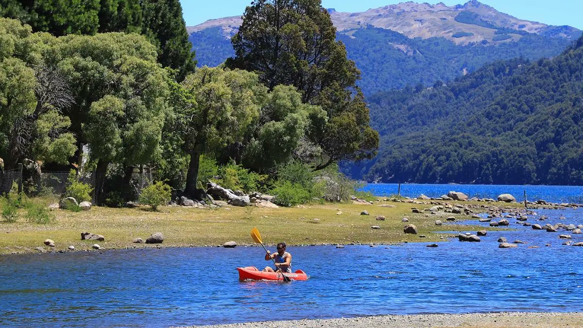 🌿✨ Veni a disfrutar paisajes serenos en #Neuquén. Desde los spas naturales de Caviahue hasta las orillas del Lago Huechulafquen, destinos que dan la bienvenida a viajeros #LGBTQ+ perfectos para desconectar y reconectar. #Wellness #Patagonia🏔️💆‍♂️🌈 #Argentina #Travel #Turismo