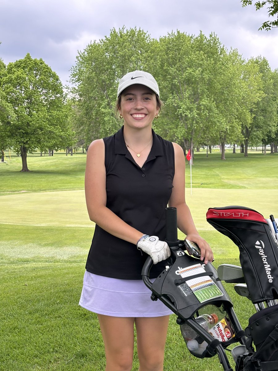 GirlsAlbany's tweet photo. Last home match for these Seniors! Leaders on the course and in the classroom 👏⛳️🎓@sophiaganderson @madiramler @AHSHuskies https://t.co/78j4MtL2EU