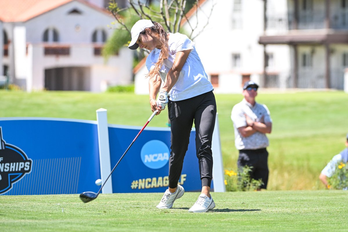 With six holes remaining on her day, Julia sits 5 strokes off the lead in third place. 📊» hailst.at/3yw1vji #HailState🐶