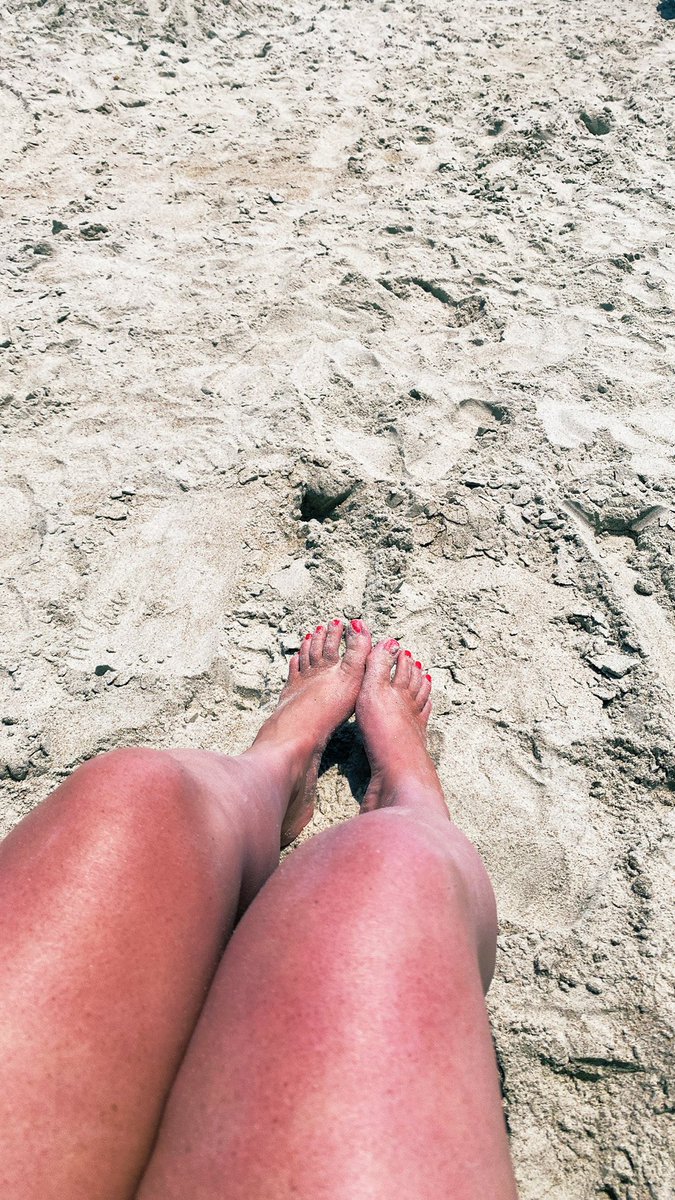 Too far away from Friday… #ASAPconcertHits #MondayMood #CreateSafeSpaces #beach #feetworshi̇p #FOOTFETİSH #MondayMotivation #toes #FootLoveCommunity #footfetısh #footporn