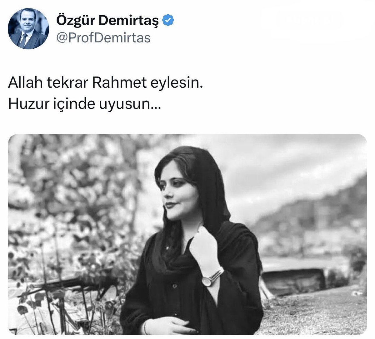 📌 Mahsa Amini unutulmadı… Prof. Dr. Özgür Demirtaş (@ProfDemirtas) İran Cumhurbaşkanı Reisi’nin ölümünün ardından 16 Eylül 2022 tarihinde İran yönetimi tarafından başörtüsüne karşı çıktığı için öldürülen Mahsa Amini’nin fotoğrafını paylaştı.