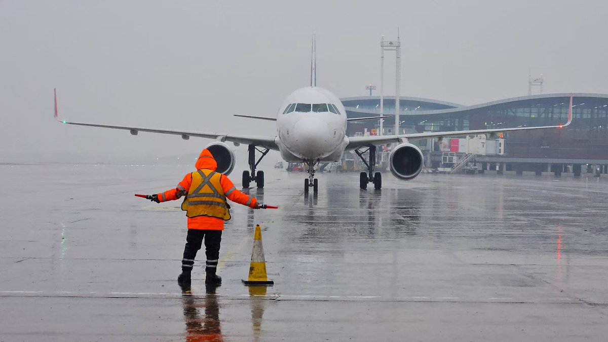 🌧️ ✈️ ¡La lluvia no detiene nuestra pasión por volar! Y esto es gracias al tremendo equipo humano que trabaja en plataforma día y noche, con lluvia, sol, truenos o relámpagos, aquí en el Aeropuerto de Santiago.
