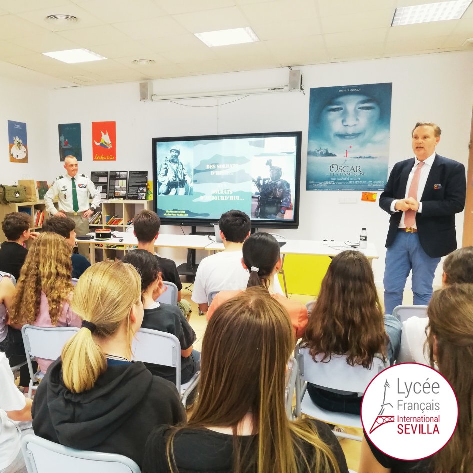 Hoy, el Teniente Coronel Albrecht y el Cónsul de Francia en Sevilla, Christophe Sougey de Funes, visitaron el Liceo Francés de Sevilla. Entregaron una placa a los alumnos de 3º por su excelente trabajo sobre la 1ª Guerra Mundial. 🛡️📚 #Historia #LiceoFrancesSevilla