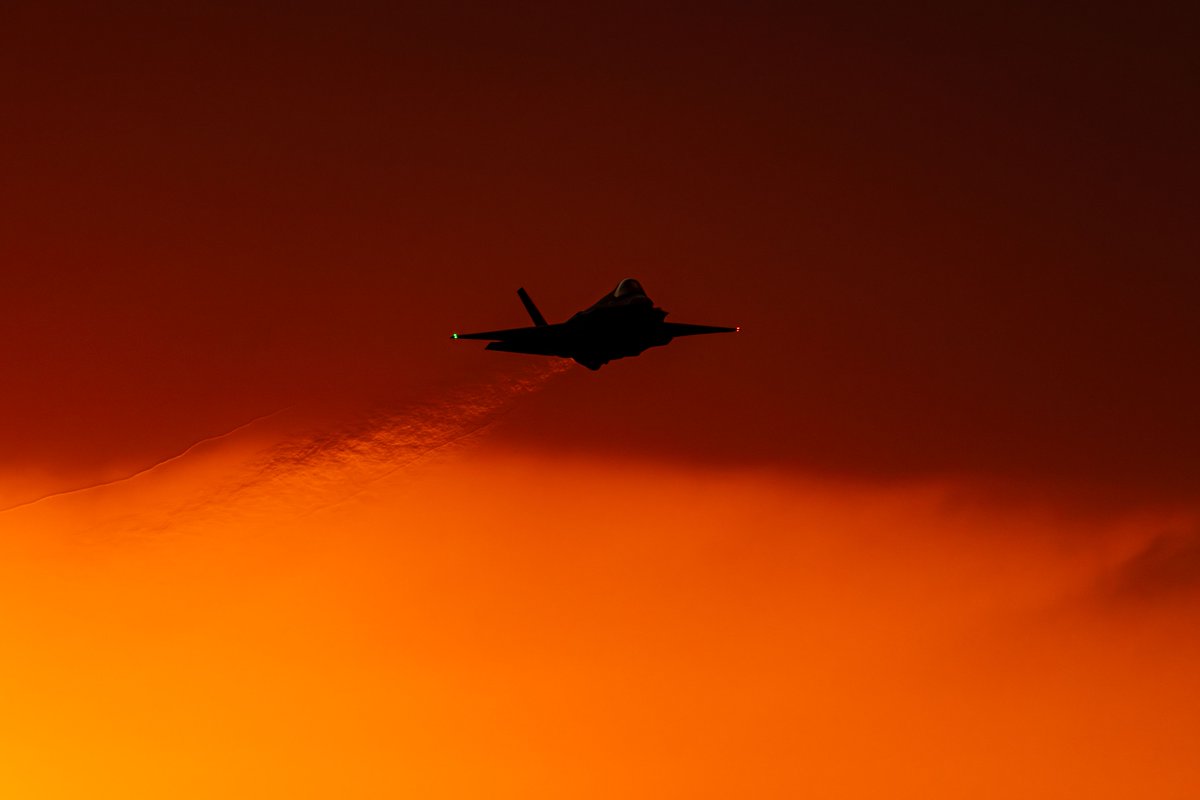 Sunsets + Airplanes = Bliss ✈️🎴 #SNF24 #NightAirshow #Airshow #Aviation 📸: Mike Brown, Richard Spolar, Martin Rogers