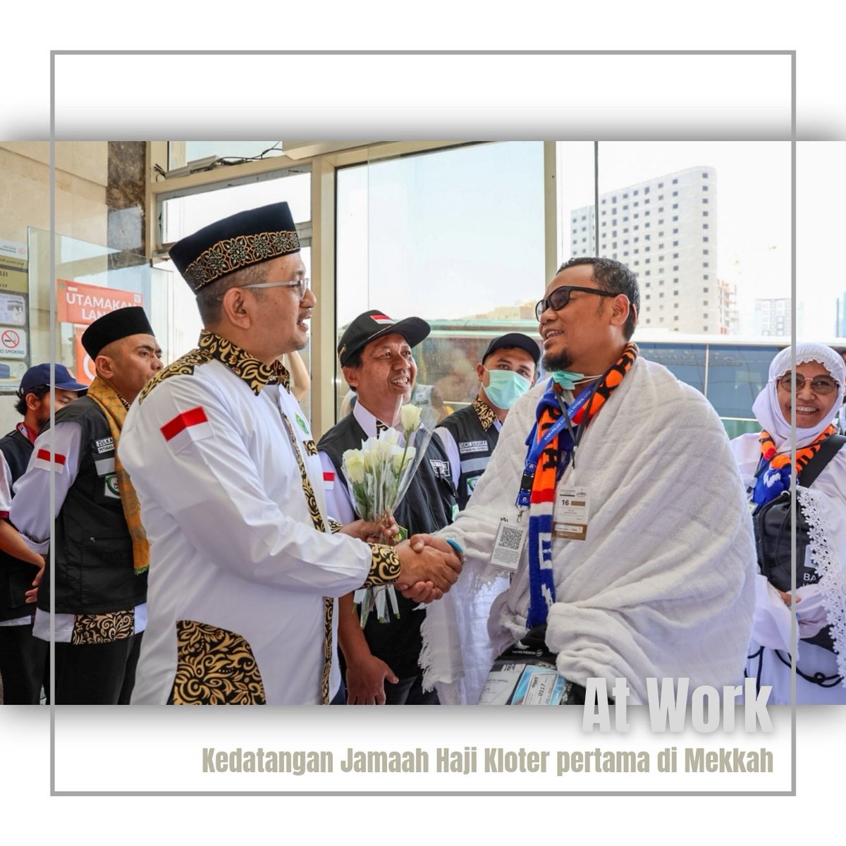 Selamat datang di Mekkah Siang ini sy menyambut kedatangan Kloter pertama Jamaah Calon Haji Indonesia yg tiba di Mekkah setelah sebelumnya mereka melaksanakan Ibadah di Madinah. ------------ #DemiNKRI #NegaraMelindungi #IniDiplomasi #KJRIJeddah #Indonesiauntukdunia #KonjenJeddah
