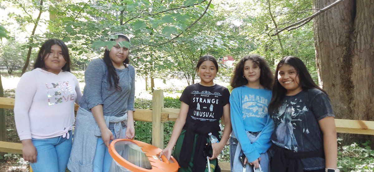 JenHesla's tweet photo. EL Girll's club cleaning up Bluemont Park.  Way to go girls!
@APSKenmore https://t.co/LxJTiYFW6c