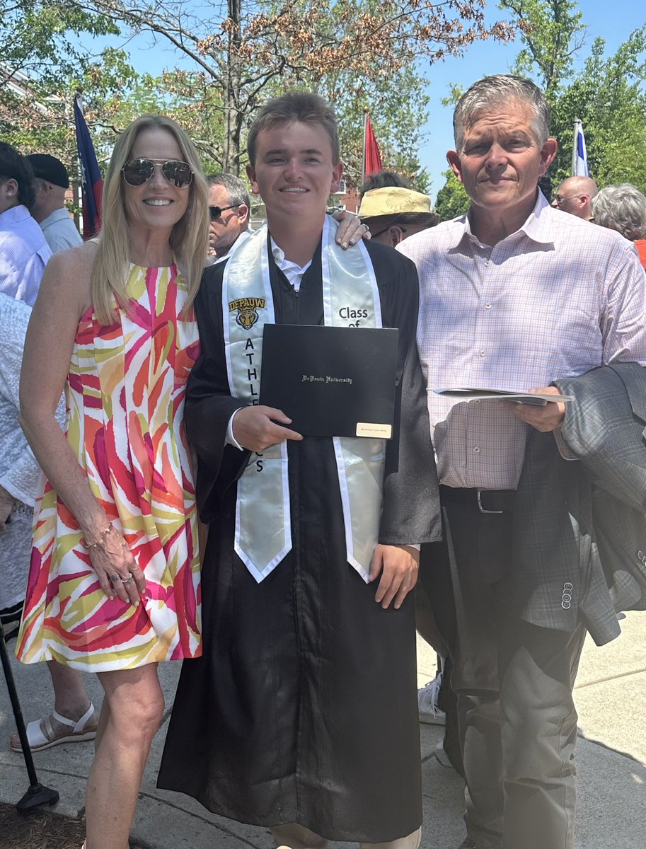 @WessmanAndy and Max White have poured their hearts and souls into our program the last 2 years as amazing support staff. Their contributions are appreciated and I am proud to see them both graduate from @DePauwU @Depauw_mbb is forever grateful!!!