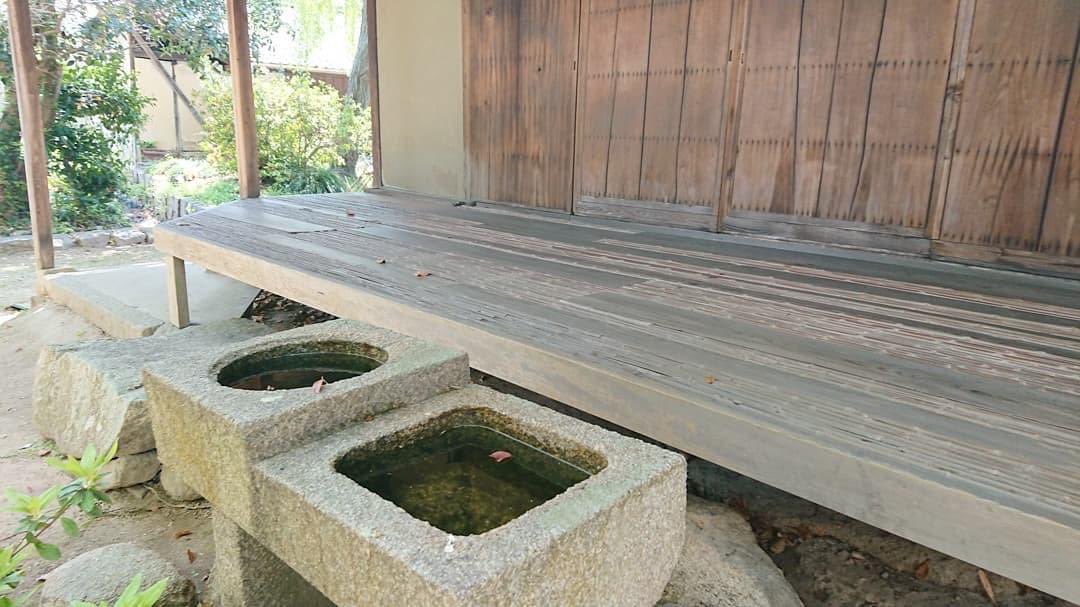 tourist_japan's tweet photo. 西国街道自転車旅のゴールに選んだのは広島県神辺町に現存する #廉塾

 #方円の手水鉢 です

四角と丸に御影石を掘られてます

水は その器に添って姿を変える

人もその環境によりカタチが変わってしまうもの 良くも悪くも気付かずに

#西国街道 #自転車旅 #tabiride
#廉塾 #人生訓 #利他の心 https://t.co/qYhMwYrRdC