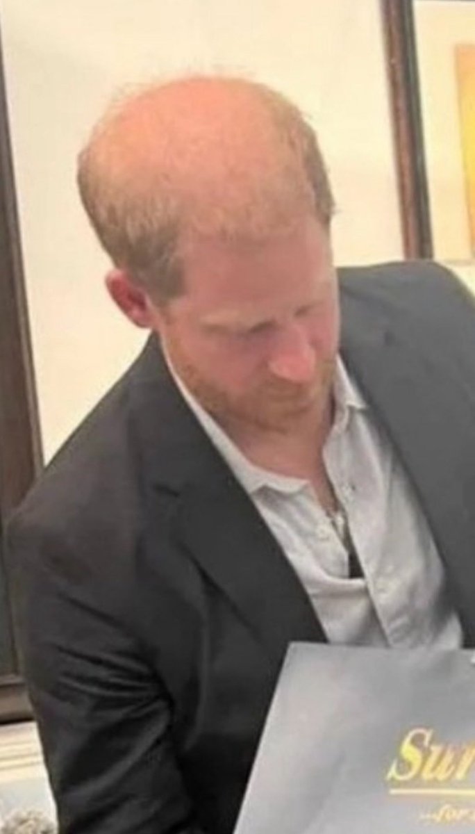 Where is #MeghanMarklesSnapperPal when one needs one to touch up the napper? He should double up as Harry’s #NapperSnapper Looks like was he MIA at this event? 😂