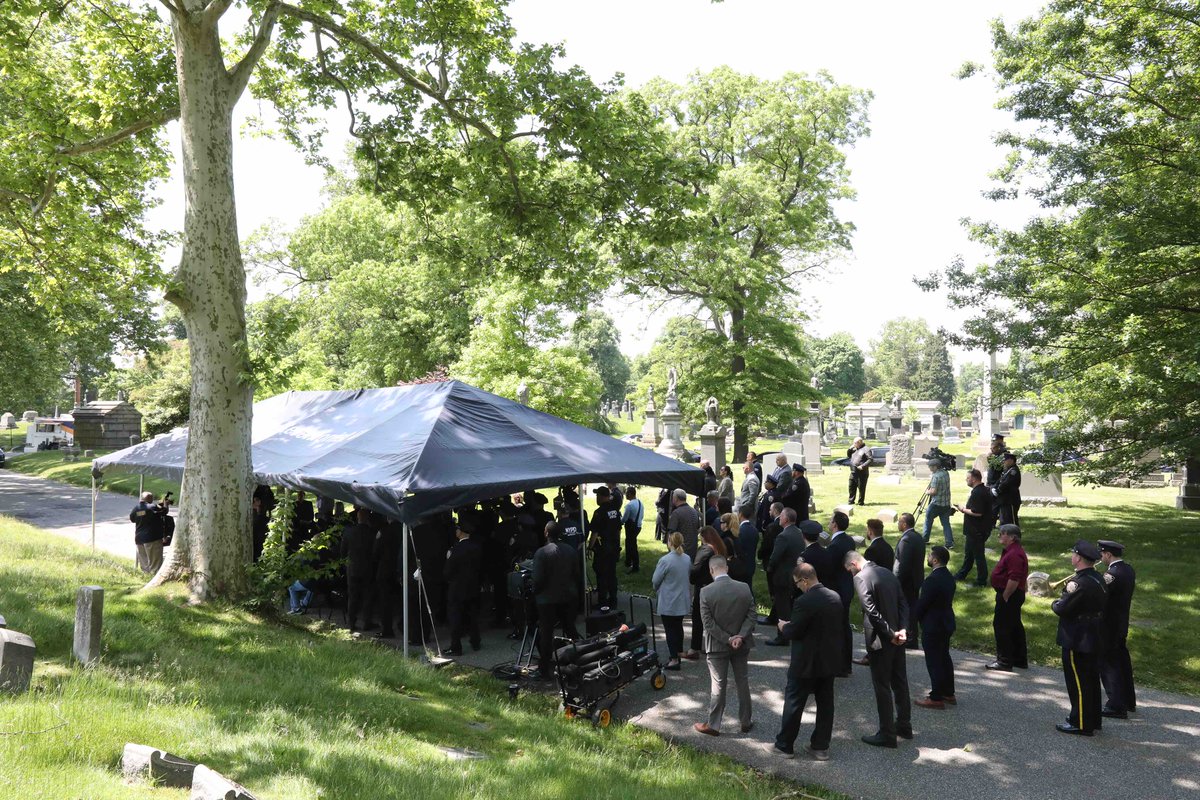 On the 100th anniversary of Detective Sergeant Bernardino Grottano’s passing, family and community members paid tribute to the fallen hero who helped keep NYC safe. Two of his great-great nephews, Officers Desena and Grottano, were among those present at this solemn event.